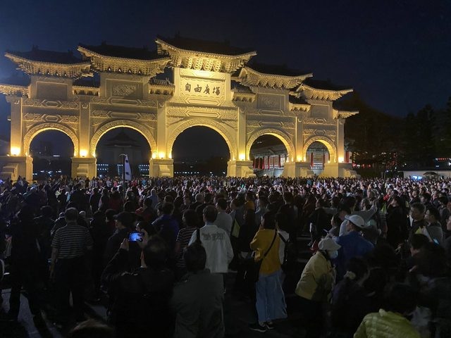 震撼！【要破八百萬票了~】蔡英文凱道造勢晚會，滿滿都是年輕人！嚇死人！