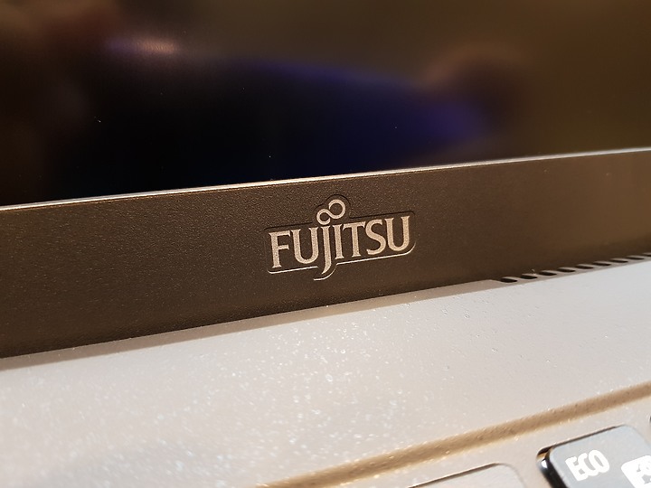 【小宅開箱】【評測】Fujitsu富士通 UH-X 輕薄的地位該換人坐了