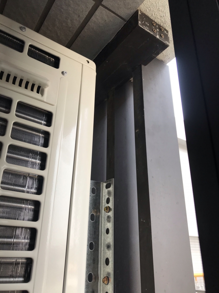 冷氣室外機安裝在鋁格柵上！！？