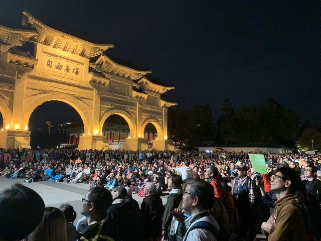 震撼！【要破八百萬票了~】蔡英文凱道造勢晚會，滿滿都是年輕人！嚇死人！