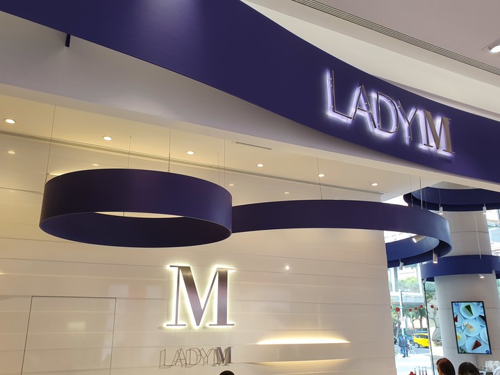 [台北信義] 挑高10米的Lady M遠百信義A13  開幕限定「香檳千層蛋糕」+「草莓鮮果昔」