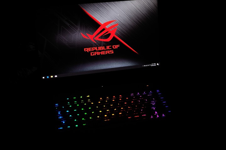點我看大圖 遊戲工作兩不誤,ASUS ROG Zephyrus M GU502GU 冰河藍電競筆電開箱測試