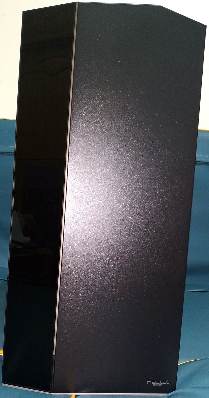 點我看大圖 萬眾矚目Fractal design年度旗艦 Vector RS Dark TG機殼開箱