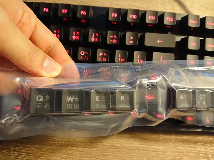 羅技Logitech電競周邊 G413背光機械遊戲鍵盤 & G304 LIGHTSPEED 無線遊戲滑鼠。換這套東西玩玩