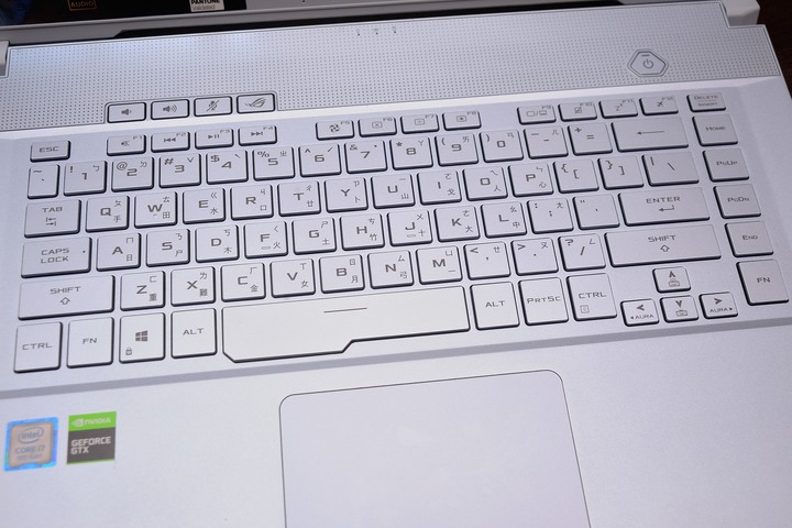 點我看大圖 遊戲工作兩不誤,ASUS ROG Zephyrus M GU502GU 冰河藍電競筆電開箱測試