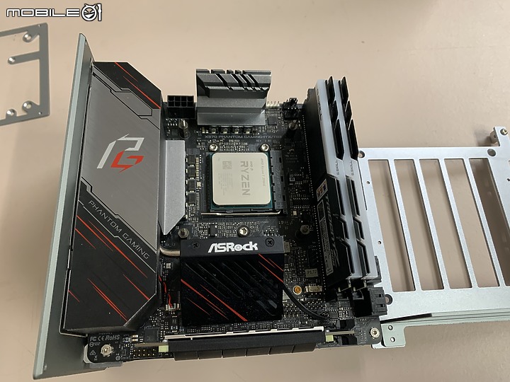 點我看大圖 人生第一台ITX ZS-A4 V2 不專業組裝心得