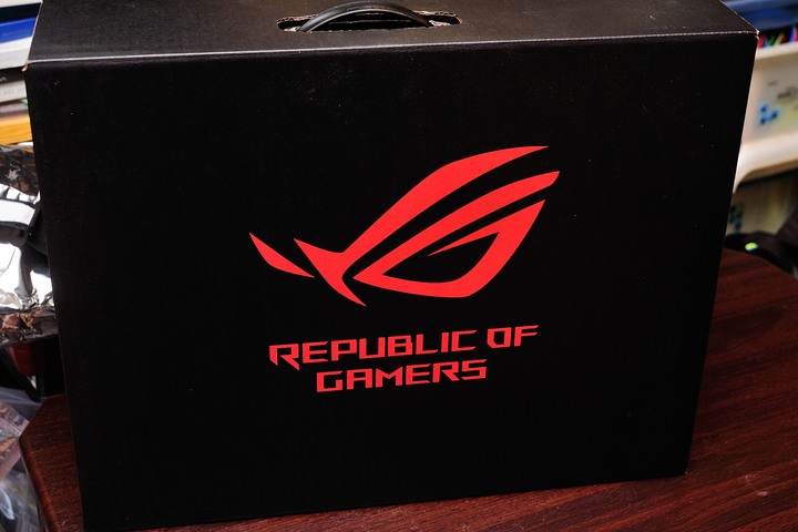 點我看大圖 遊戲工作兩不誤,ASUS ROG Zephyrus M GU502GU 冰河藍電競筆電開箱測試