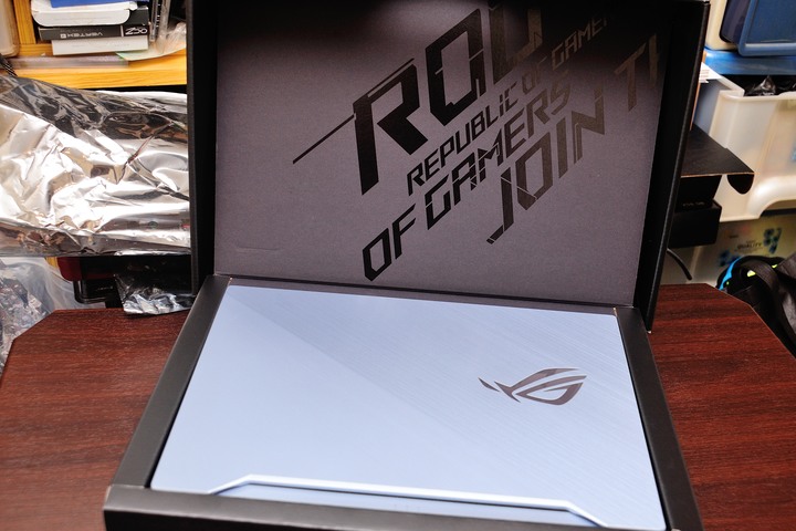 點我看大圖 遊戲工作兩不誤,ASUS ROG Zephyrus M GU502GU 冰河藍電競筆電開箱測試