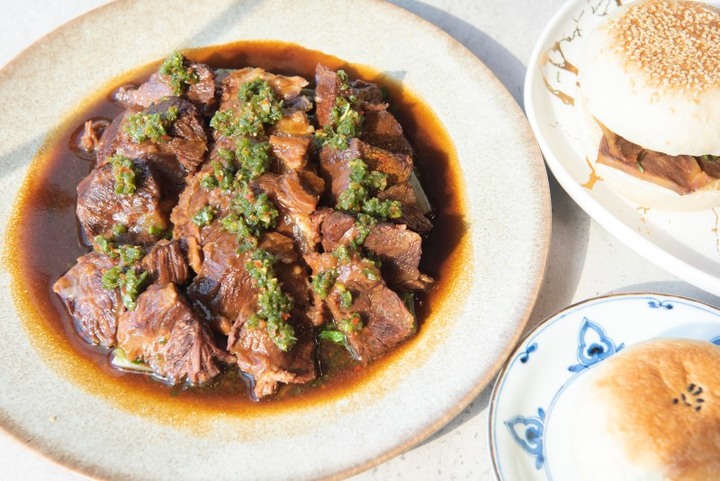 【台中│食記】裝潢文青、餐點狂野的麵館！三大支牛肋讓人啃得超滿足