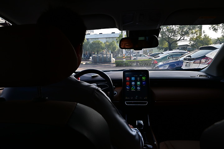 Luxgen S3十七萬公里定保試乘坐URX，喜歡投影儀表、四向行車記錄器及雙前座通風座椅。