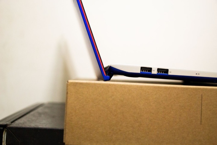 【簡易開箱】Vivobook S S531藍不倒 – 鈷藍配霓虹紅的撞色筆電