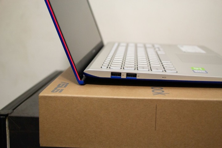 【簡易開箱】Vivobook S S531藍不倒 – 鈷藍配霓虹紅的撞色筆電