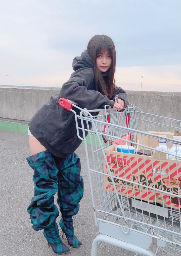 時尚是個謎！女星「潮流穿搭」全場看傻：褲子脫一半？