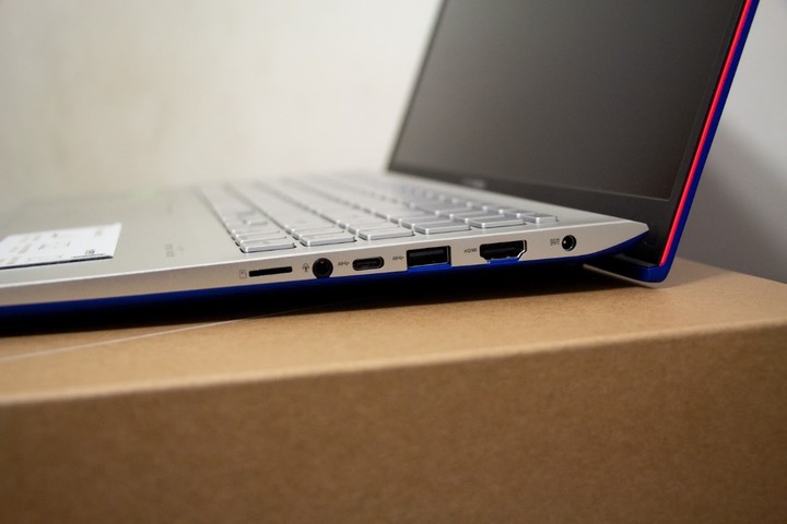 【簡易開箱】Vivobook S S531藍不倒 – 鈷藍配霓虹紅的撞色筆電