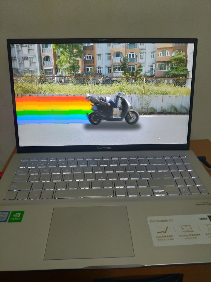 【簡易開箱】Vivobook S S531藍不倒 – 鈷藍配霓虹紅的撞色筆電