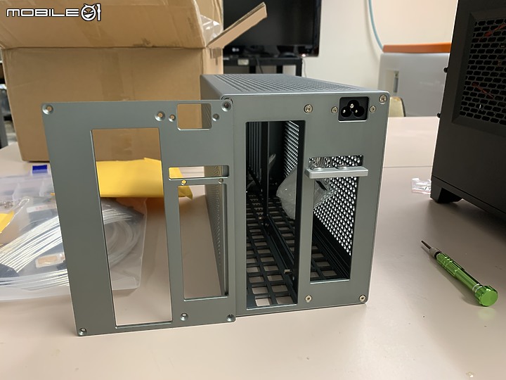 點我看大圖 人生第一台ITX ZS-A4 V2 不專業組裝心得