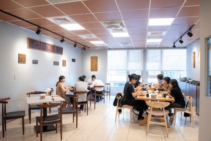 【台中│食記】裝潢文青、餐點狂野的麵館！三大支牛肋讓人啃得超滿足