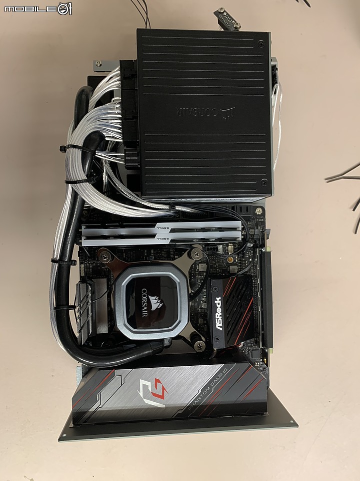 點我看大圖 人生第一台ITX ZS-A4 V2 不專業組裝心得