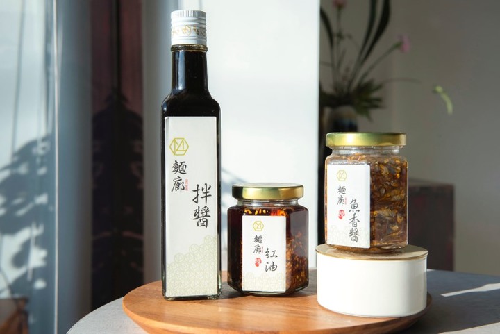 【台中│食記】裝潢文青、餐點狂野的麵館！三大支牛肋讓人啃得超滿足