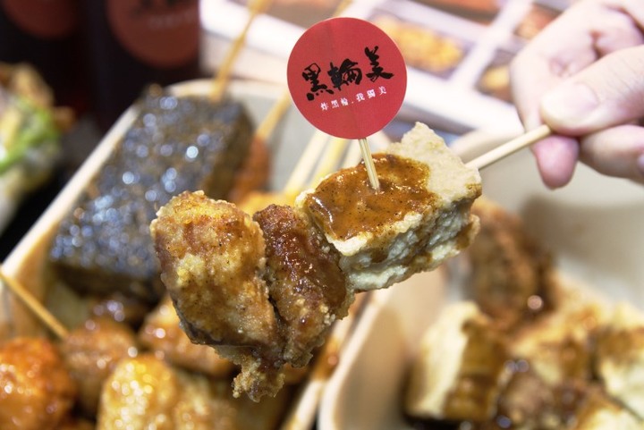 【台中│食記】逢甲必吃美食！獨門古早味醬汁串炸黑輪炸出新滋味
