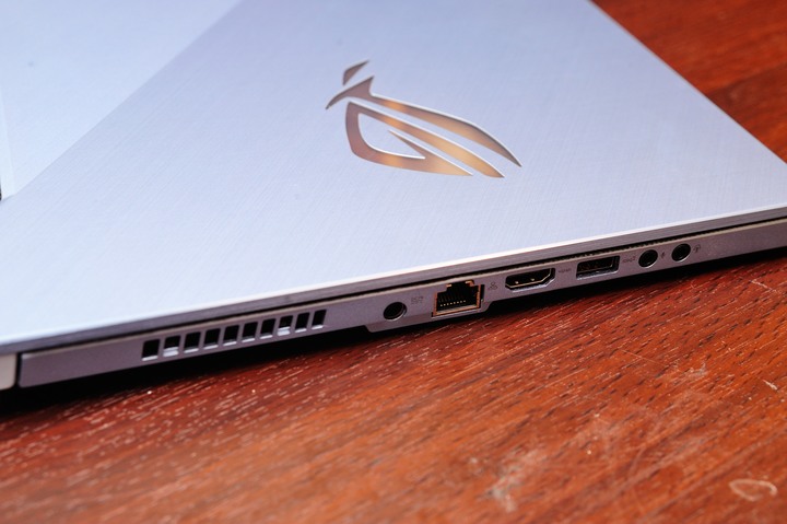 點我看大圖 遊戲工作兩不誤,ASUS ROG Zephyrus M GU502GU 冰河藍電競筆電開箱測試