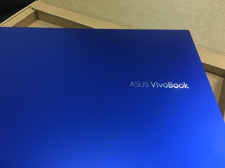 【簡易開箱】Vivobook S S531藍不倒 – 鈷藍配霓虹紅的撞色筆電