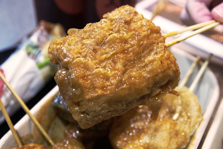 【台中│食記】逢甲必吃美食！獨門古早味醬汁串炸黑輪炸出新滋味
