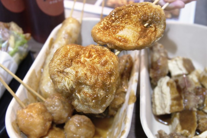 【台中│食記】逢甲必吃美食！獨門古早味醬汁串炸黑輪炸出新滋味
