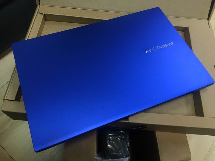 【簡易開箱】Vivobook S S531藍不倒 – 鈷藍配霓虹紅的撞色筆電