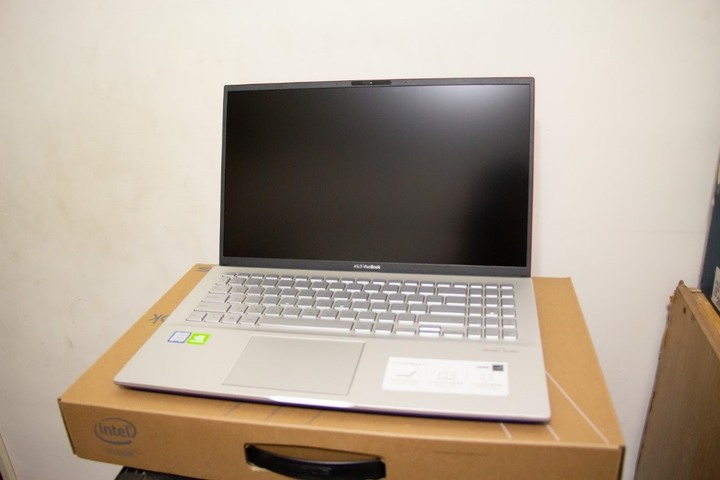 【簡易開箱】Vivobook S S531藍不倒 – 鈷藍配霓虹紅的撞色筆電