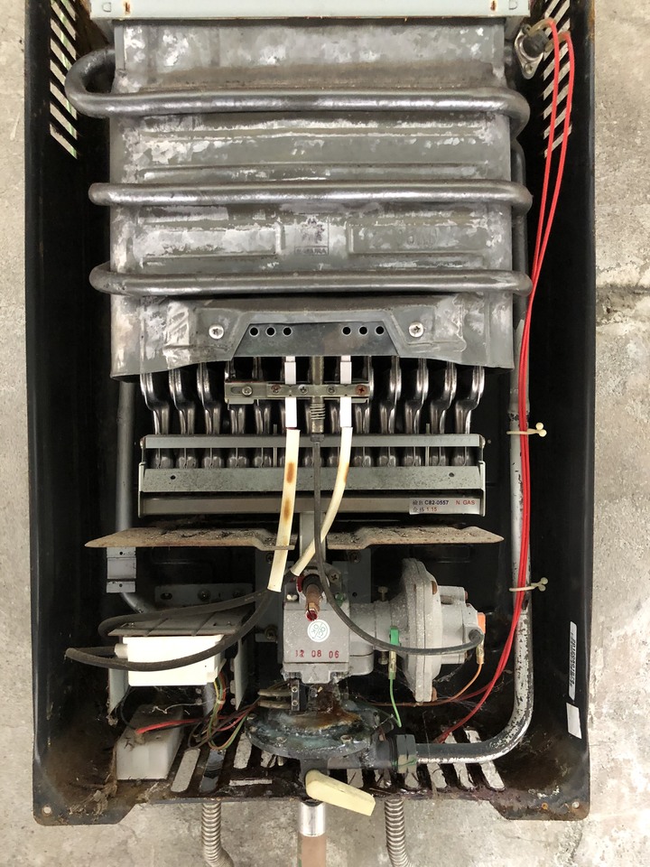 熱水器水盤這樣狀態DIY修得起來嗎?