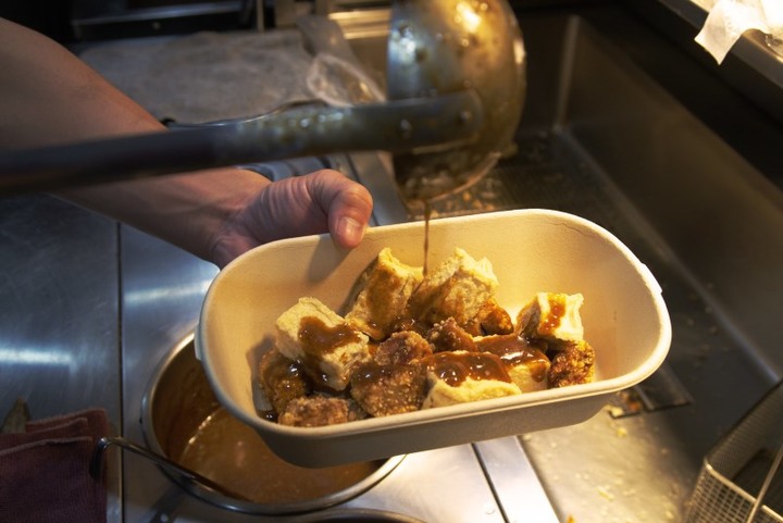 【台中│食記】逢甲必吃美食！獨門古早味醬汁串炸黑輪炸出新滋味