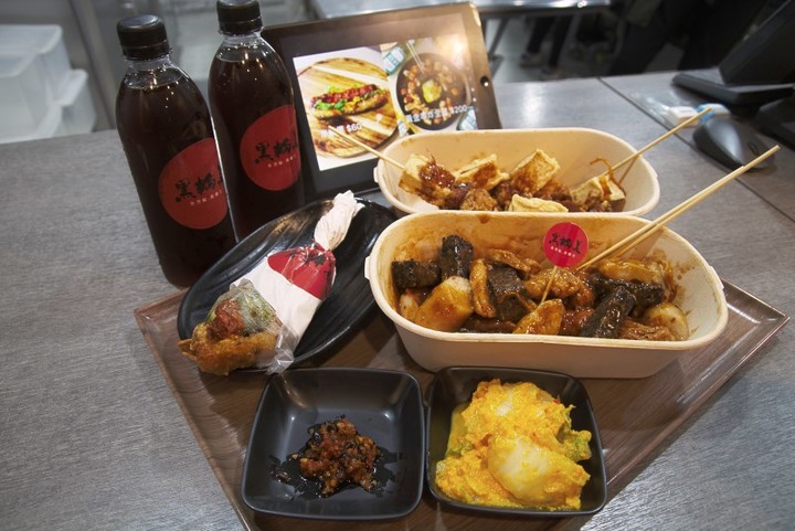 【台中│食記】逢甲必吃美食！獨門古早味醬汁串炸黑輪炸出新滋味