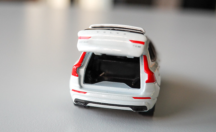 點我看大圖 Tomica x Volvo XC60 小汽車開箱
