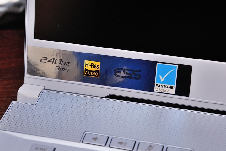 點我看大圖 遊戲工作兩不誤,ASUS ROG Zephyrus M GU502GU 冰河藍電競筆電開箱測試