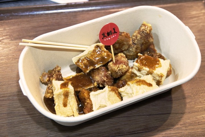 【台中│食記】逢甲必吃美食！獨門古早味醬汁串炸黑輪炸出新滋味