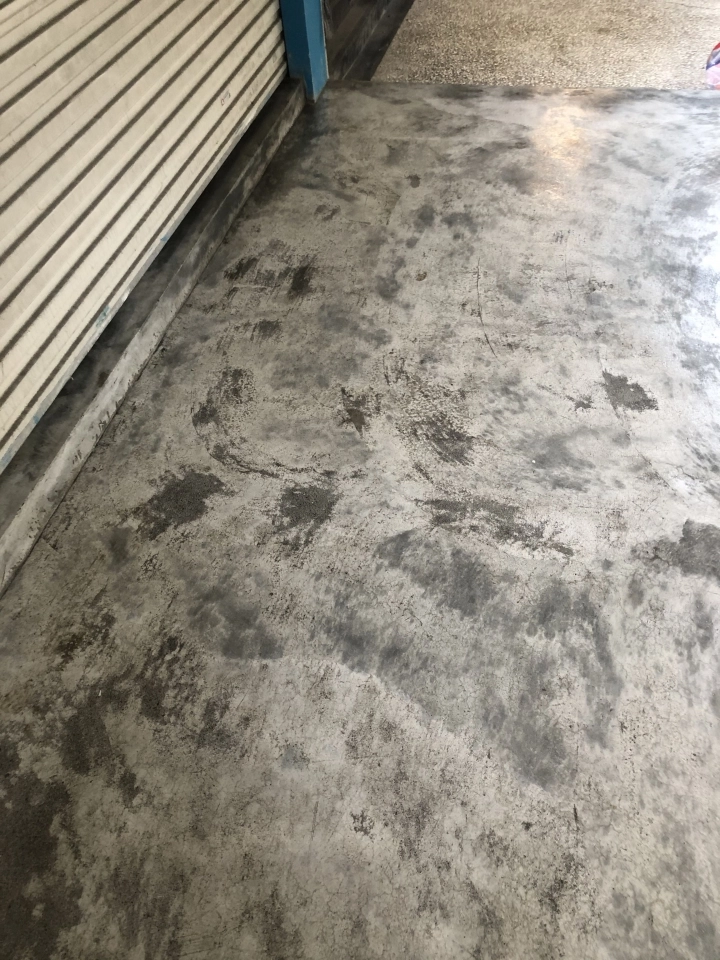 我的水泥粉光地板好像怪怪的 Mobile01