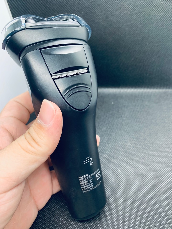 【開箱體驗】FLYCO FS312三刀頭智慧電動刮鬍刀〜 用不到一張小朋友的價格在新的一年給自己截然不同的刮鬍體驗吧！