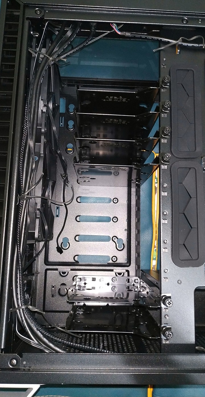 點我看大圖 萬眾矚目Fractal design年度旗艦 Vector RS Dark TG機殼開箱