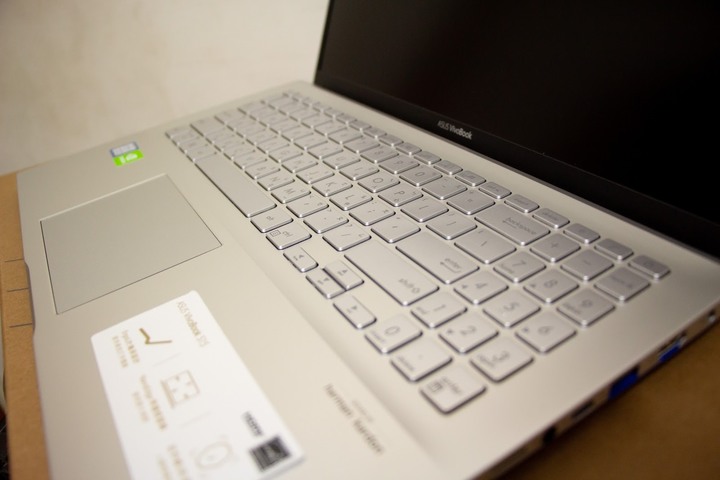 【簡易開箱】Vivobook S S531藍不倒 – 鈷藍配霓虹紅的撞色筆電