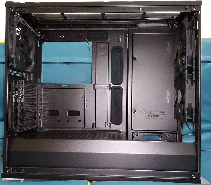 點我看大圖 萬眾矚目Fractal design年度旗艦 Vector RS Dark TG機殼開箱