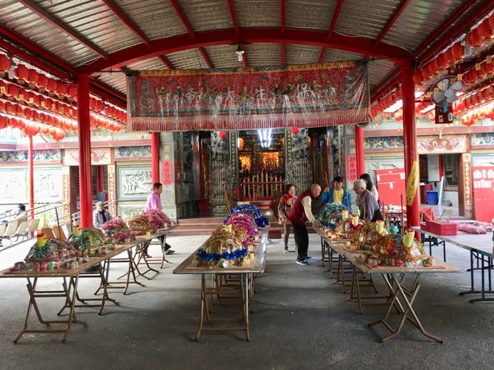 高 雄 苓 雅 廟 口 美 食 巡 禮 騎