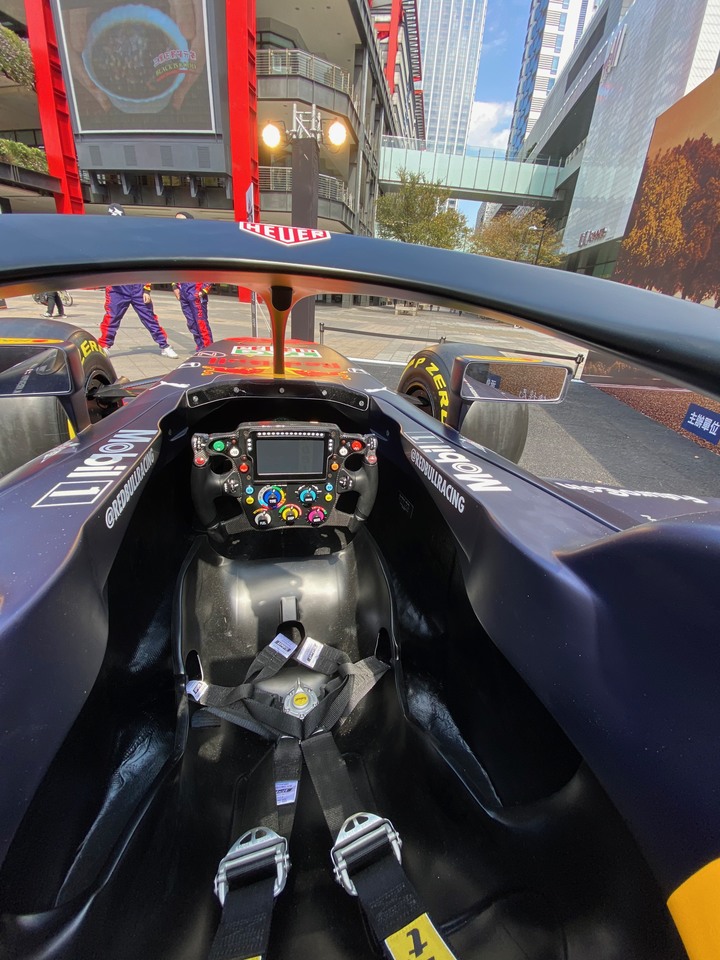 【採訪】Aston Martin Red Bull F1賽車抵台展出！超近距離搶先賞車！