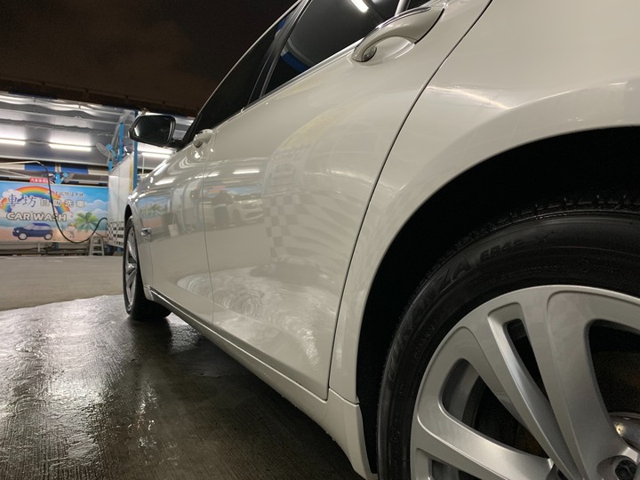 ［BMW 7系列］鍍膜分享 5年的白車鍍完還是一樣亮9