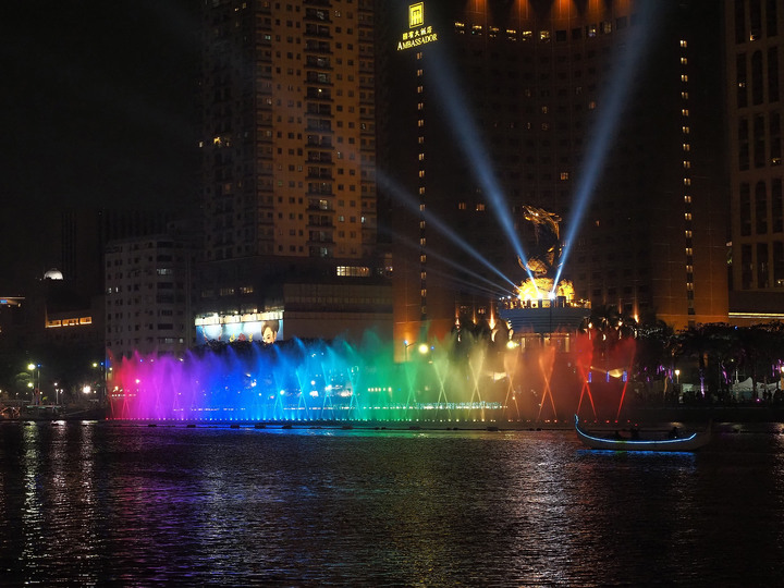 高雄市 鹽埕區 2020高雄燈會藝術節  — 高雄輕軌新體驗與愛河河畔賞燈散策
