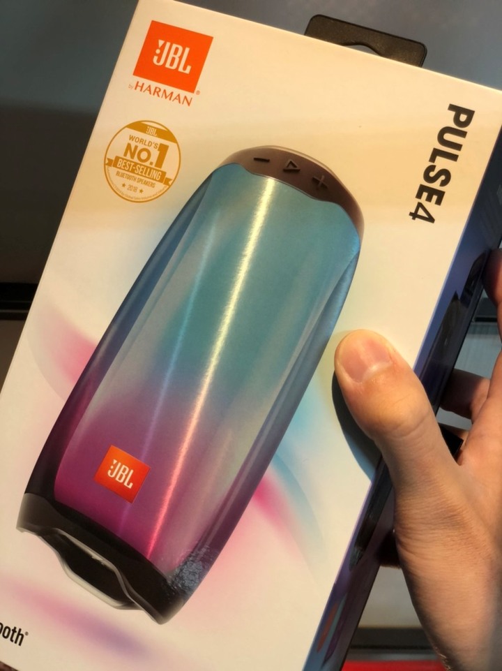 【開箱】JBL PULSE4攜帶式藍芽喇叭 HOLD住全場 最騷最美!
