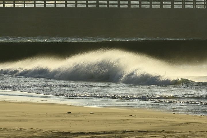 點我看大圖 映著夕陽,車城落山風吹起黃金浪花。加映枋山鄉愛琴海岸水管屋前海面上的夕陽。