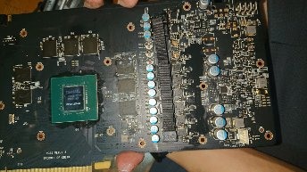 顯卡PCB出這麼多油是正常的嗎?