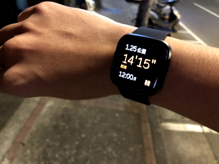 (不專業的開箱)FITBIT VERSA 2 智能運動手錶-行動支付與健康管理一錶到位!