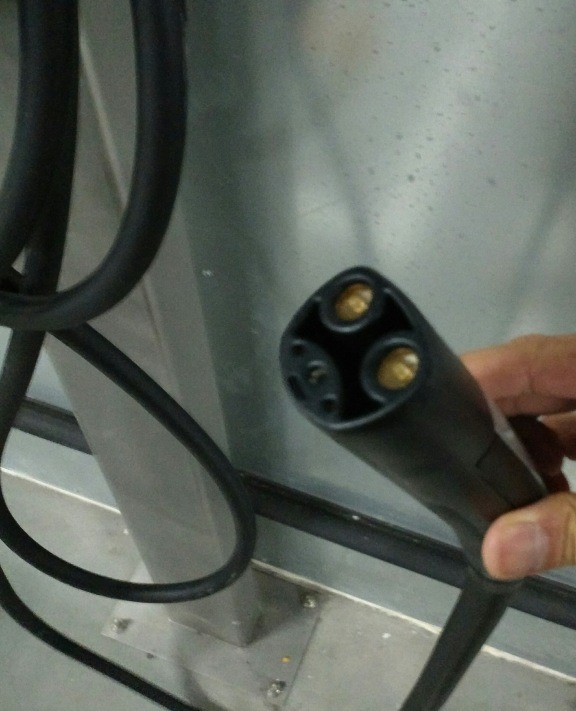 尋找特斯拉旅充轉AC 220V 的轉接頭